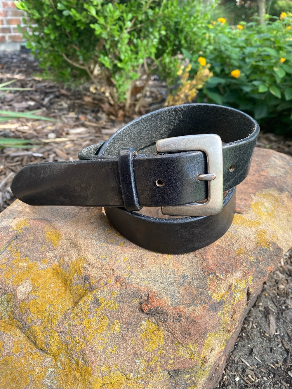 Vintage GAP belt in black leather w/solid brass buckle in silver tone